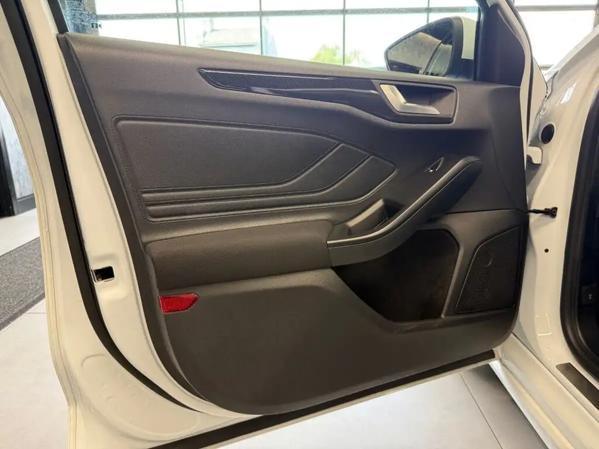2019-ford-focus-15t-st-line-estate-big-30
