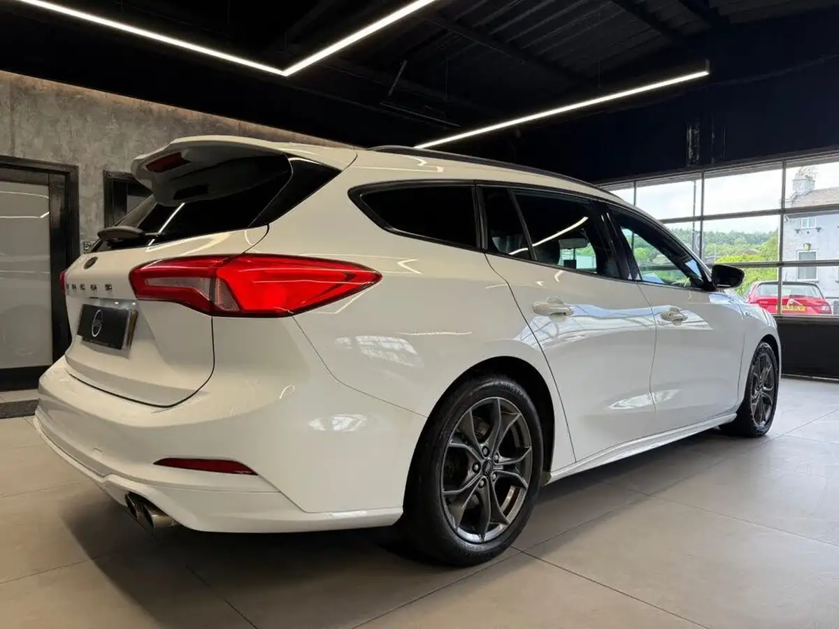 2019-ford-focus-15t-st-line-estate-big-6