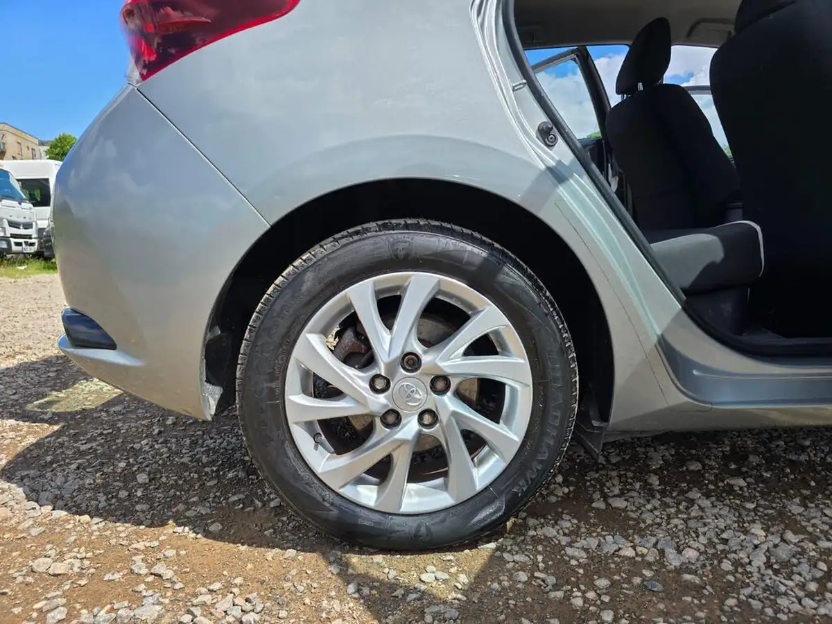2016-toyota-auris-18-vvt-i-hsd-icon-hatchback-big-33