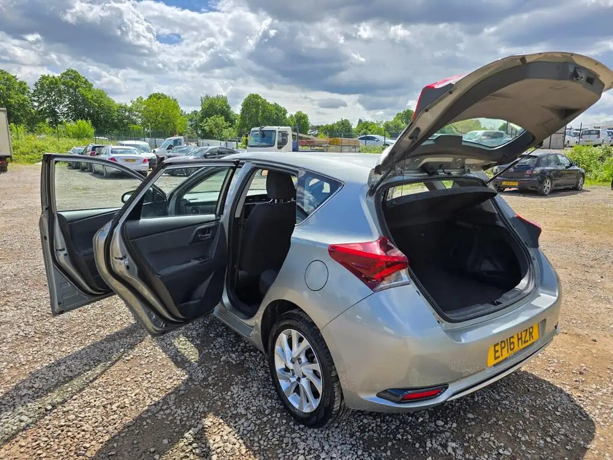 2016-toyota-auris-18-vvt-i-hsd-icon-hatchback-big-9