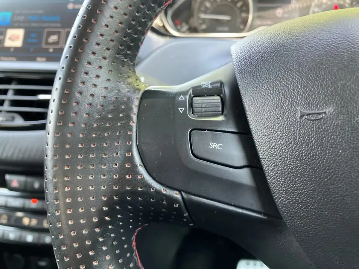 2018-peugeot-208-12-puretech-gt-line-eat6-big-18