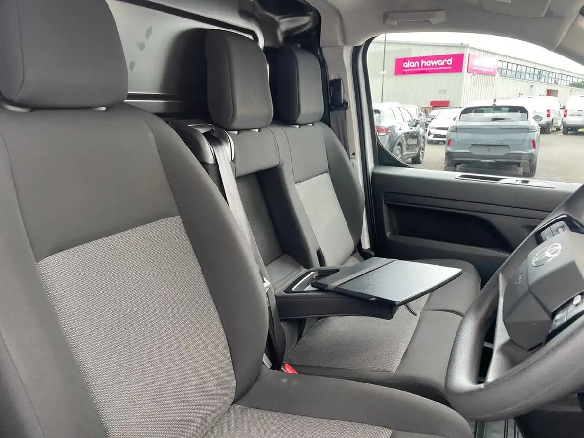 2024-toyota-proace-15d-icon-medium-without-plyliningrear-view-camera-big-30