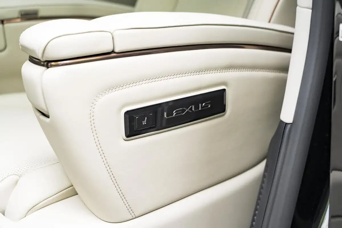 2025-lexus-lm-350h-25-awd-big-40
