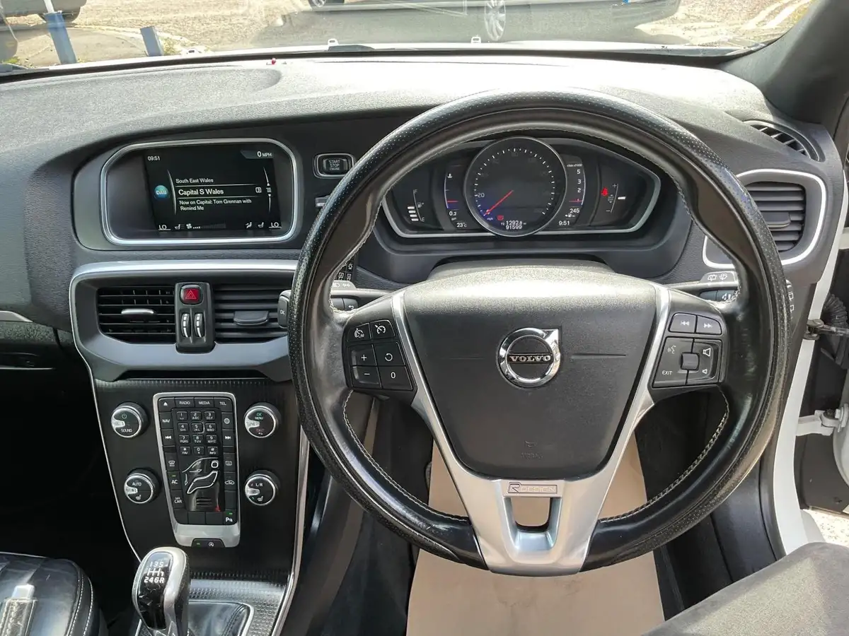 2016-volvo-v40-20td-d2-r-design-pro-big-19