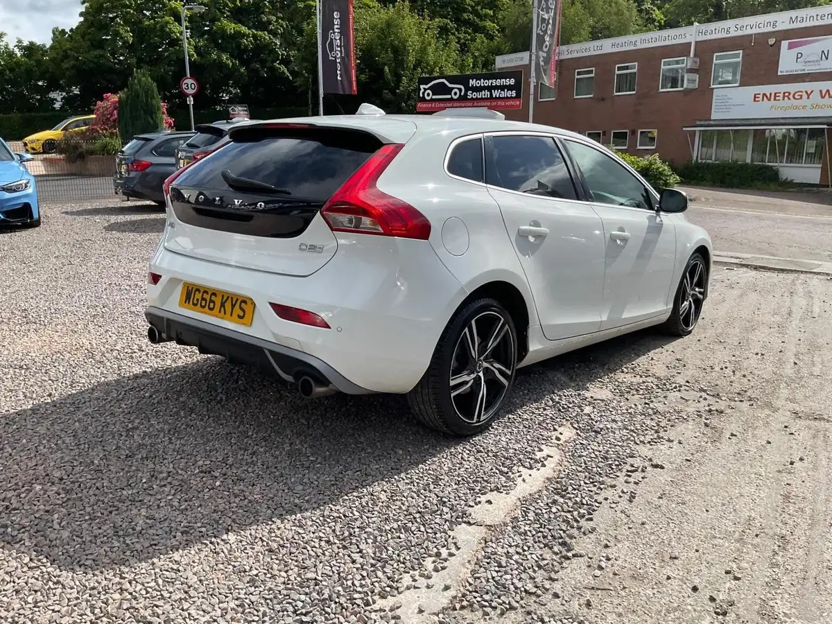 2016-volvo-v40-20td-d2-r-design-pro-big-67