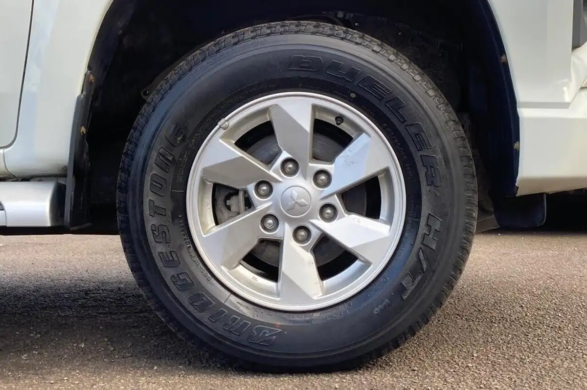 2021-mitsubishi-l200-22di-d-4-life-double-pickup-big-24