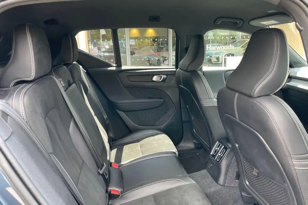 2022-volvo-xc40-15-t4-r-design-big-21