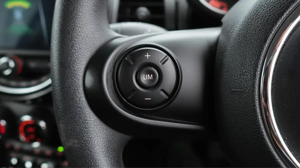 2020-mini-cooper-15-cooper-classic-nav-hatchback-3d-big-23