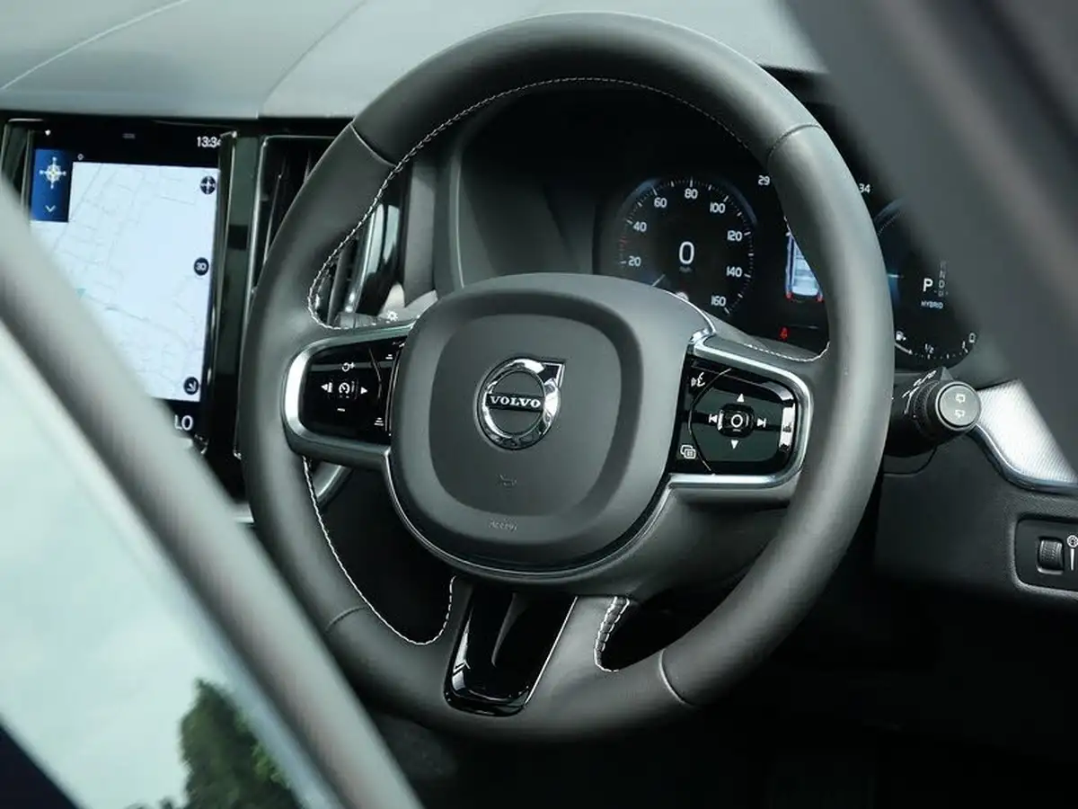 2021-volvo-xc60-20-t6-r-design-340bhp-big-9