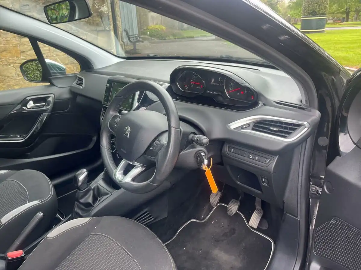 2015-peugeot-208-12-style-puretech-3d-big-19
