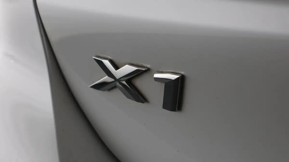 2021-bmw-x1-20td-sdrive18d-xline-big-22