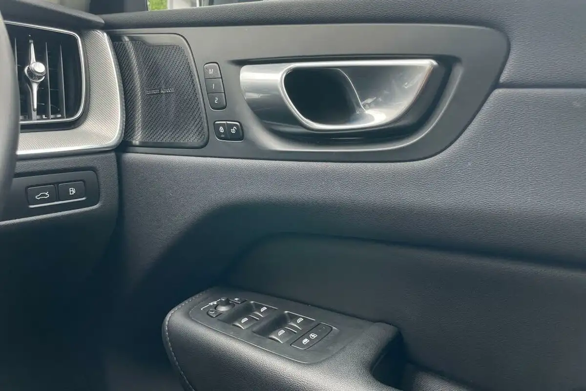 2023-volvo-xc60-20-b5-plus-big-41
