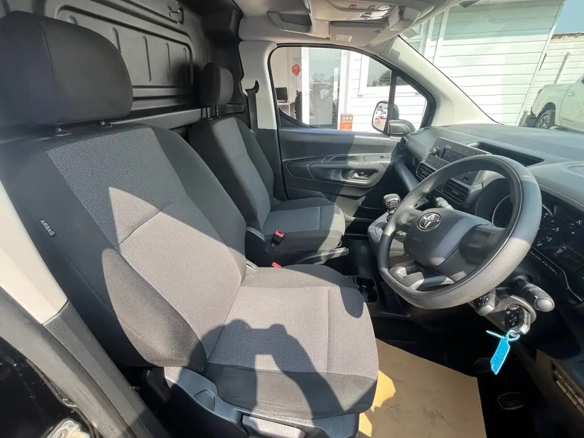 2022-toyota-proace-city-15d-active-big-11