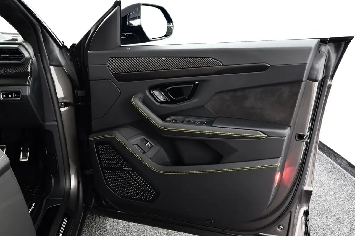 2024-lamborghini-urus-40-no-trim-big-24