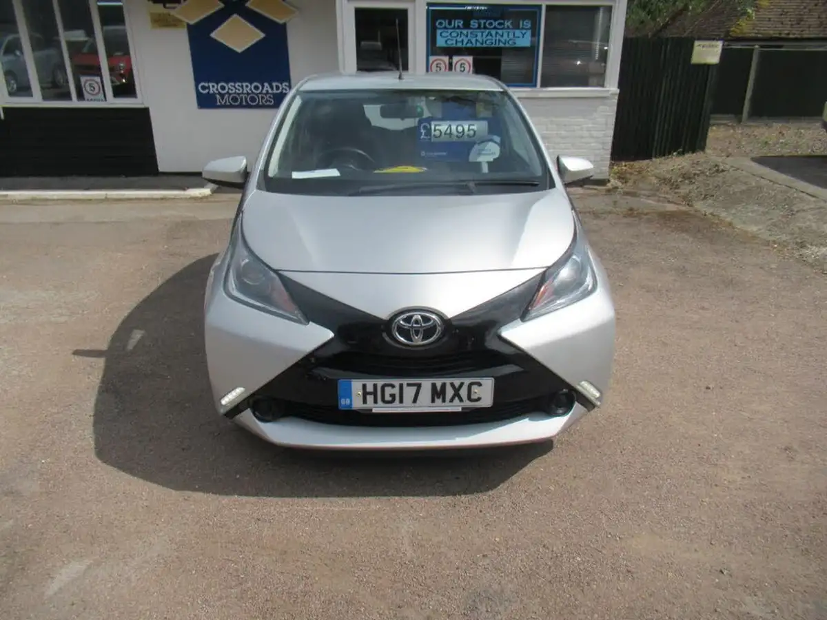 2017-toyota-aygo-10-vvt-i-x-play-71bhp-5d-big-7