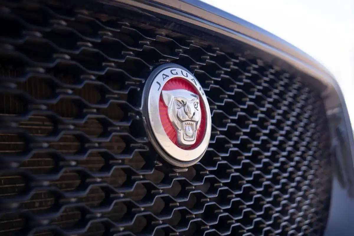 2019-jaguar-f-pace-20-i4d-chequered-flag-180ps-big-32