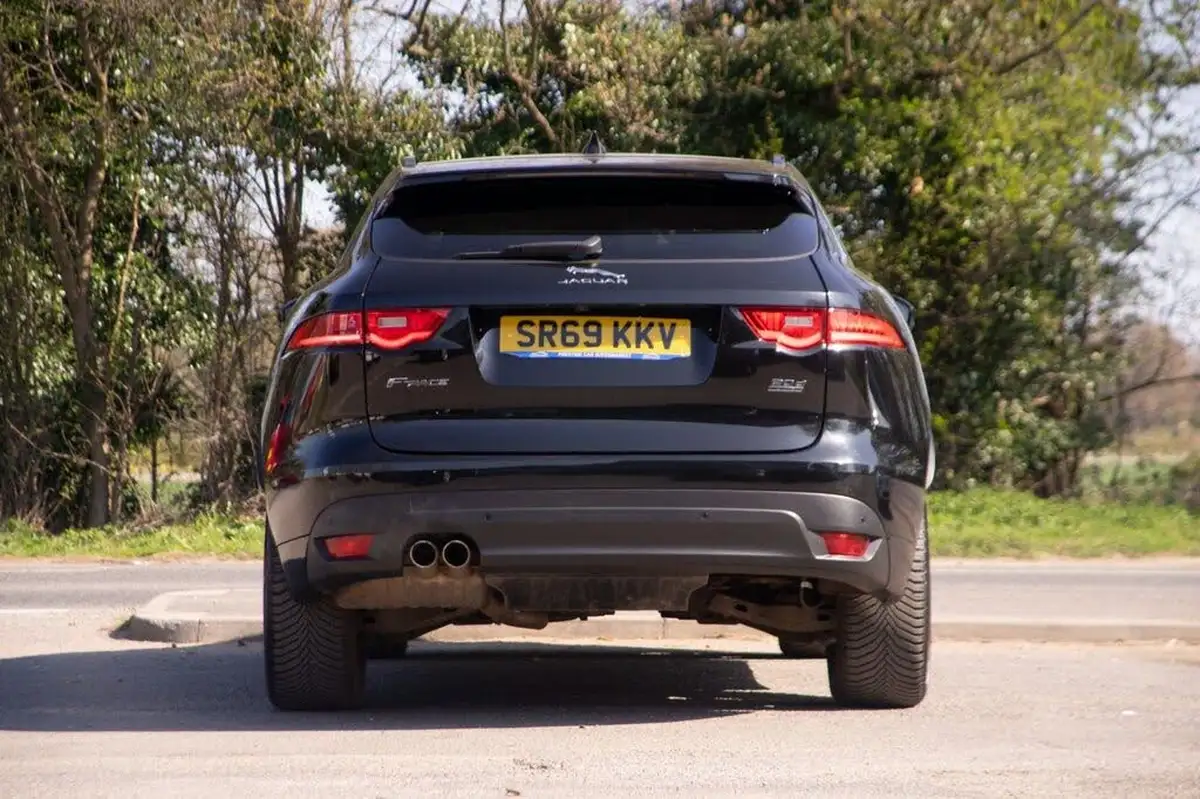 2019-jaguar-f-pace-20-i4d-chequered-flag-180ps-big-4