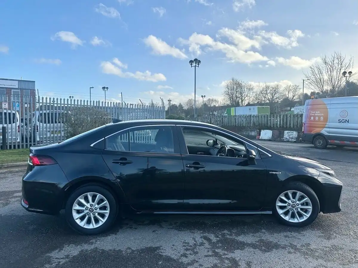 2020-toyota-corolla-18-vvt-i-icon-tech-saloon-4d-big-5