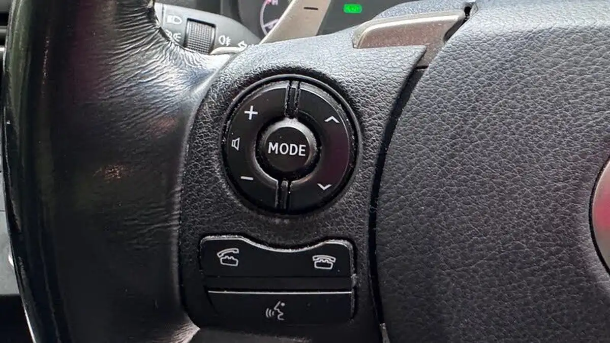 2015-lexus-is-300h-25-sport-big-16