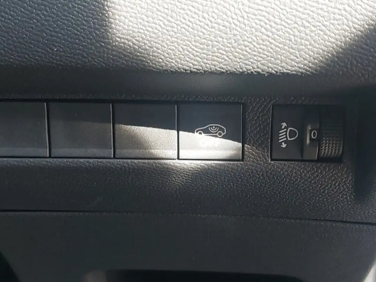 2025-peugeot-2008-suv-12-puretech-allure-130ps-big-12
