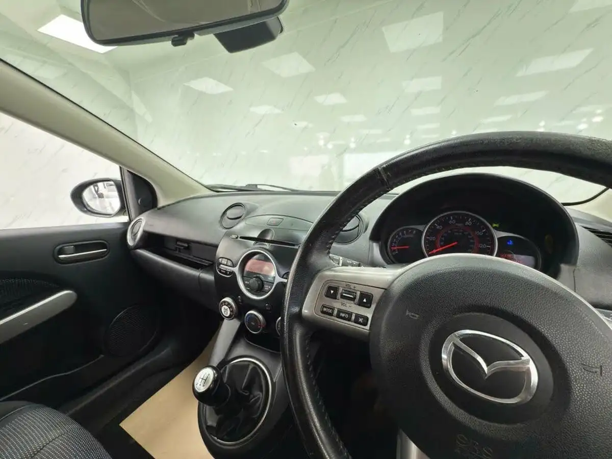 2009-mazda-mazda2-15-sport-5d-big-13
