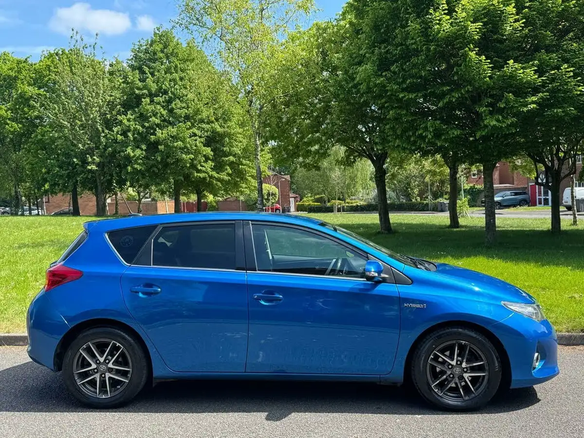 2014-toyota-auris-18-vvt-i-hsd-icon-plus-hatchback-big-2