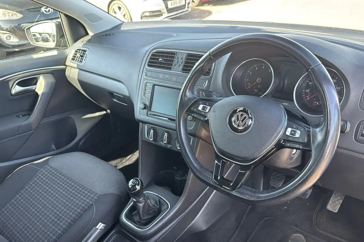 2016-volkswagen-polo-12-tsi-se-5d-big-8