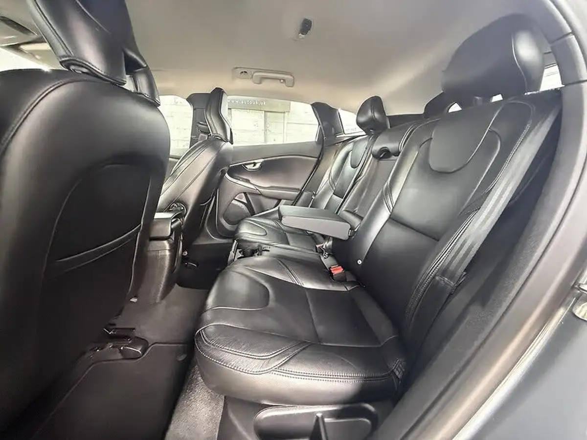 2016-volvo-v40-20td-d3-se-lux-big-36
