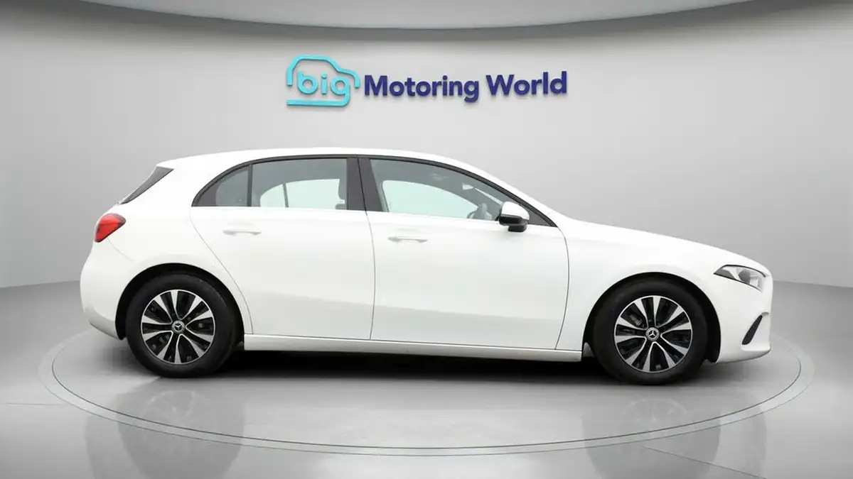 2020-mercedes-benz-a-class-15d-a180d-se-big-7