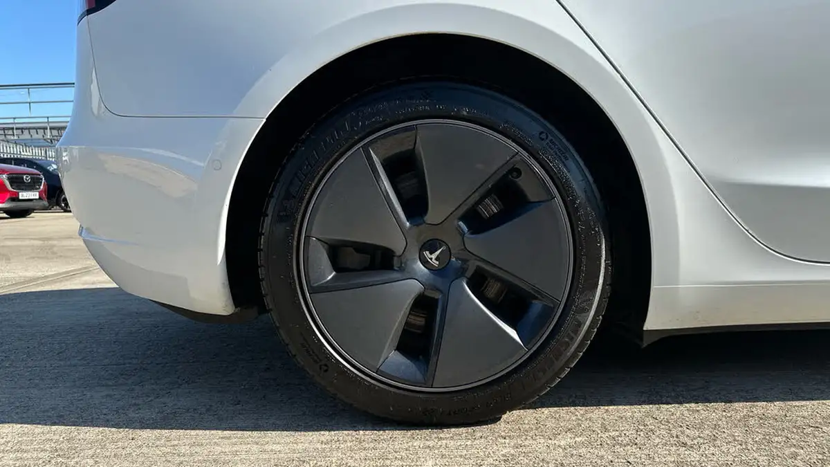 2021-tesla-model-3-e-long-range-awd-big-18
