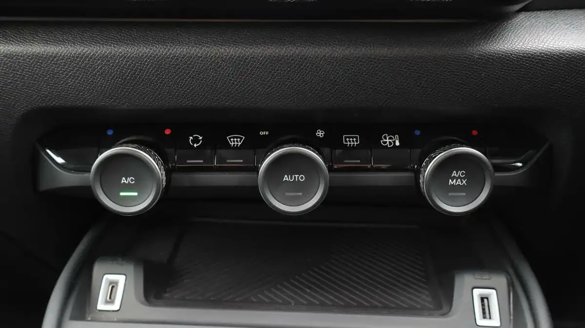 2022-citroen-c4-e-shine-big-12