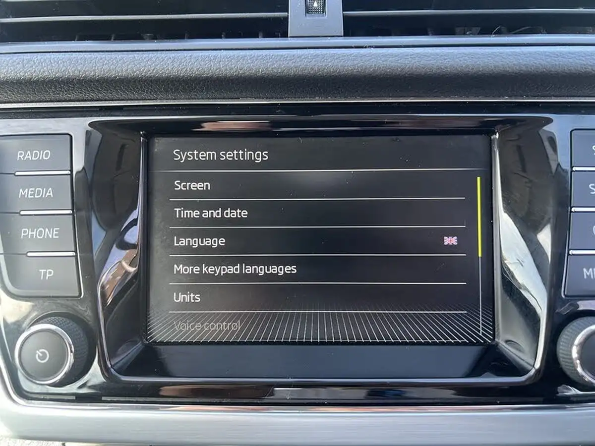 2017-skoda-fabia-10-tsi-redline-big-25