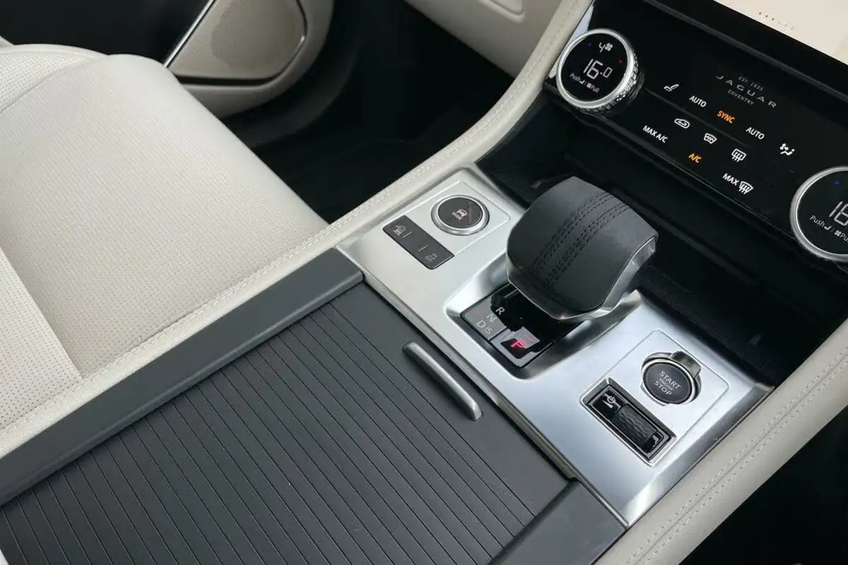 2024-jaguar-f-pace-20-d200-r-dynamic-se-black-90th-anniversary-edition-big-47