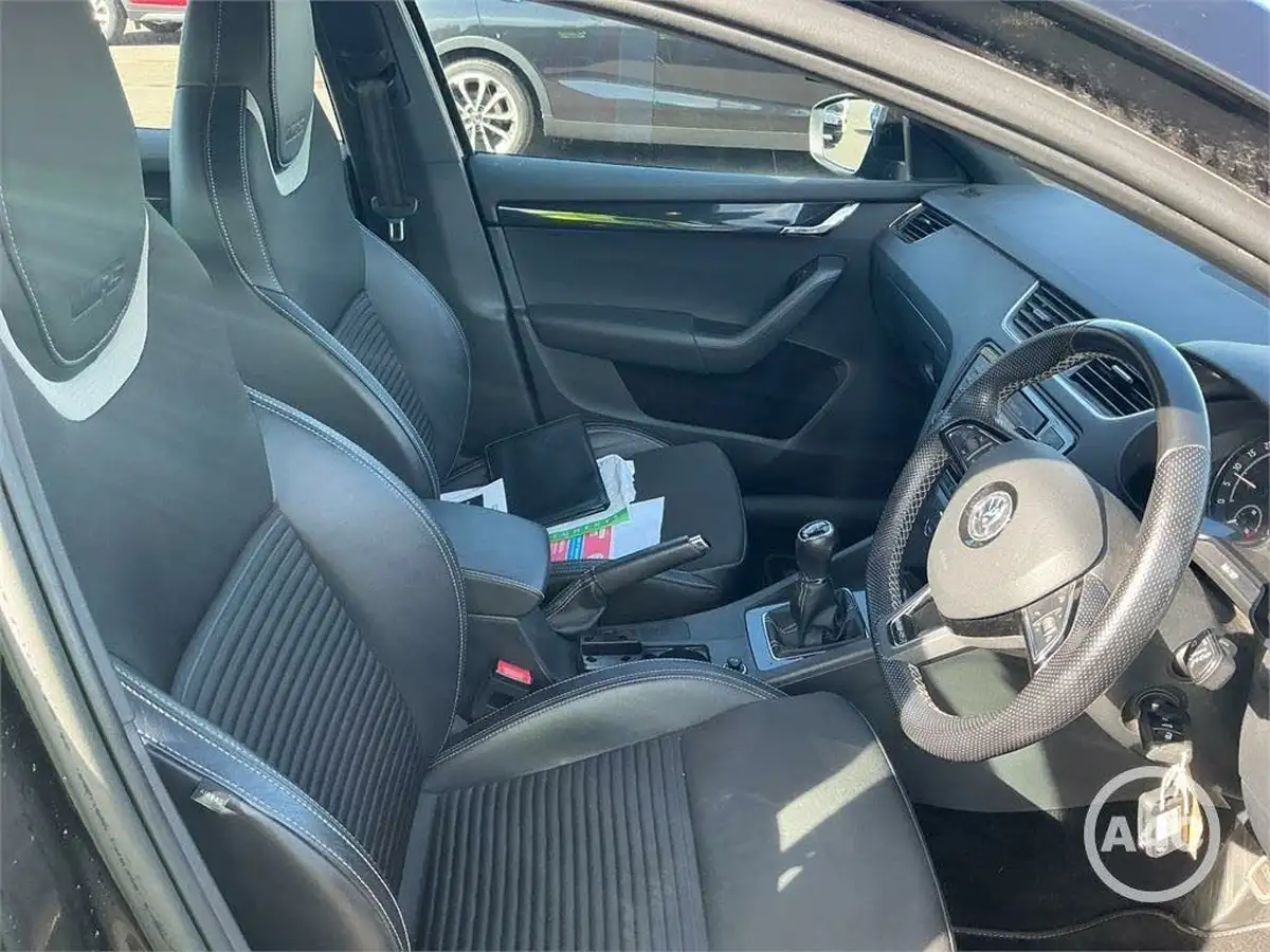 2015-skoda-octavia-20tdi-vrs-estate-big-2