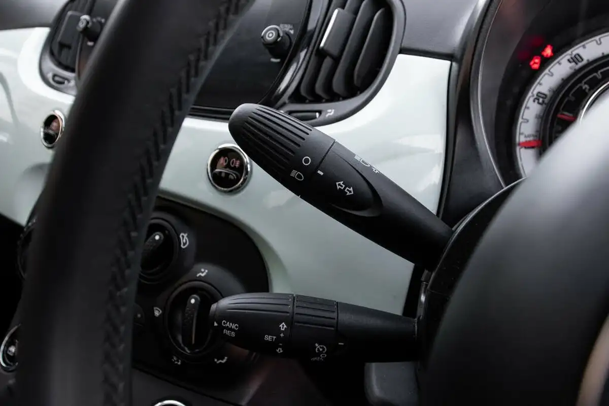 2021-fiat-500-10-lounge-big-16