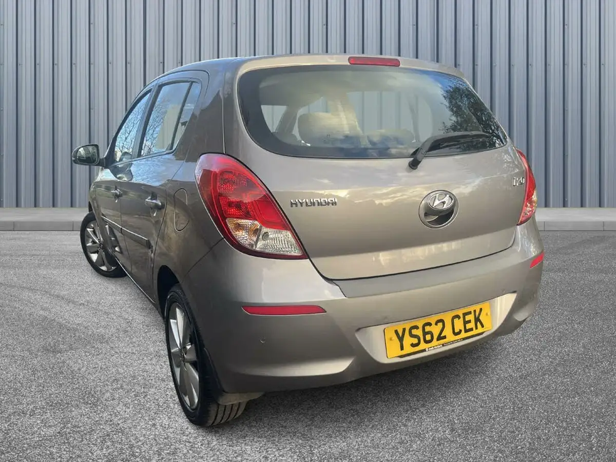 2012-hyundai-i20-14-style-99bhp-big-3