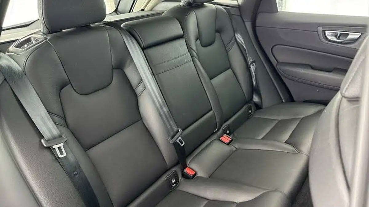 2021-volvo-xc60-20-t6-expression-big-15