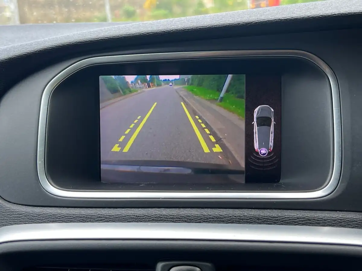 2018-volvo-v40-20td-d2-momentum-nav-plus-big-5