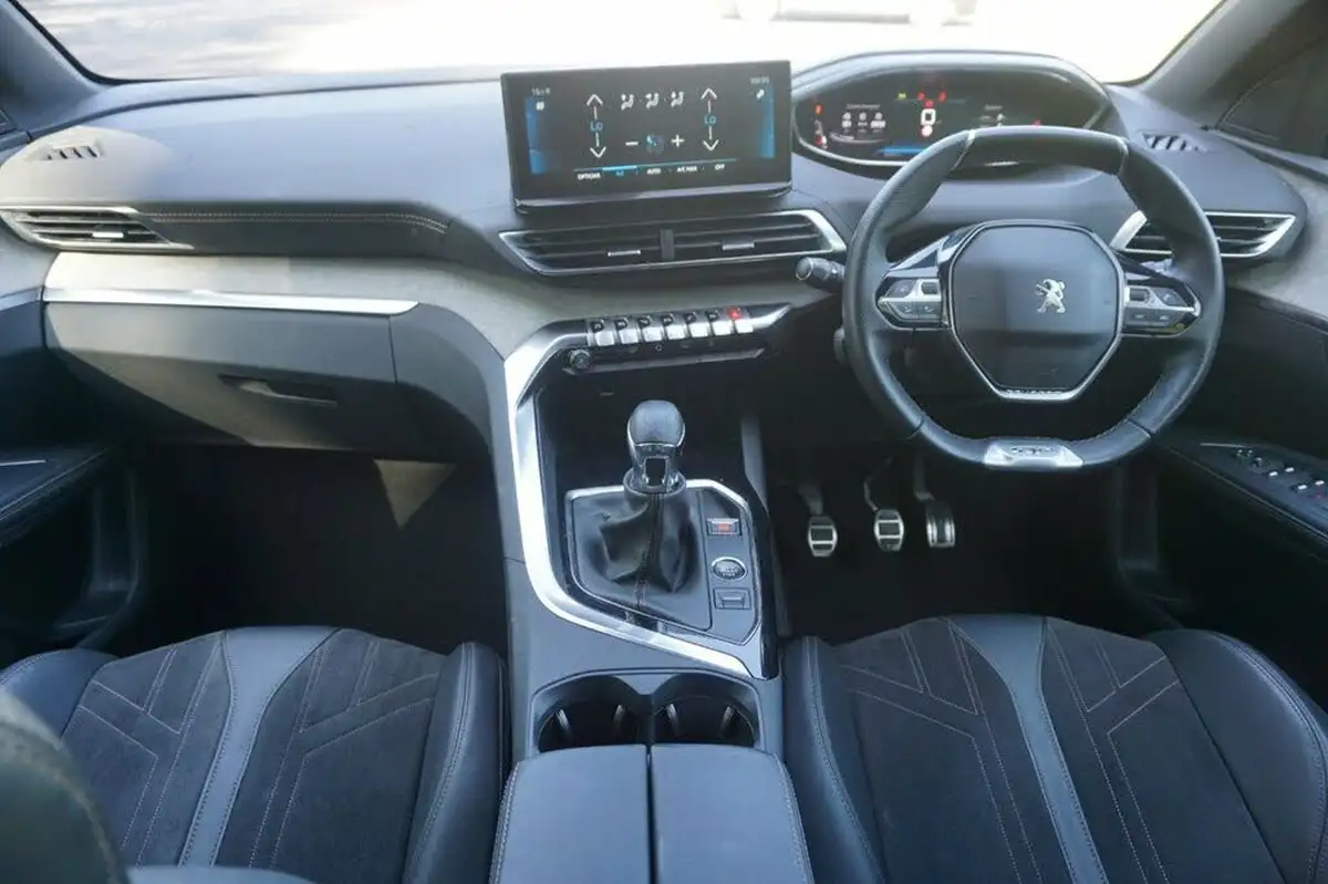 2021-peugeot-5008-suv-12-puretech-gt-big-3