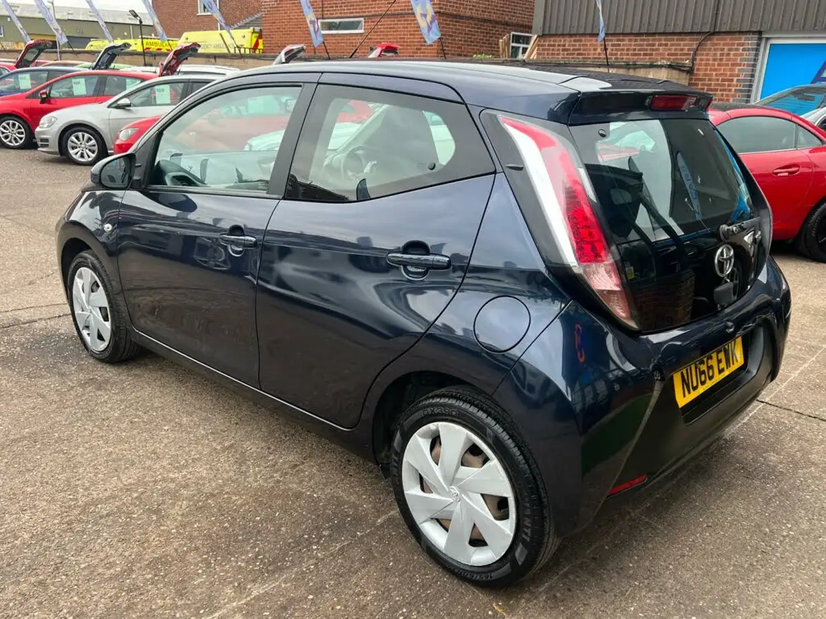 2016-toyota-aygo-10-vvt-i-x-play-68bhp-5d-big-10