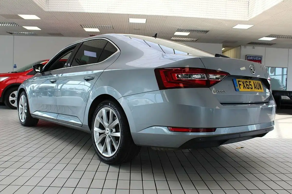 2015-skoda-superb-20tdi-scr-se-l-executive-190ps-hatchback-big-16