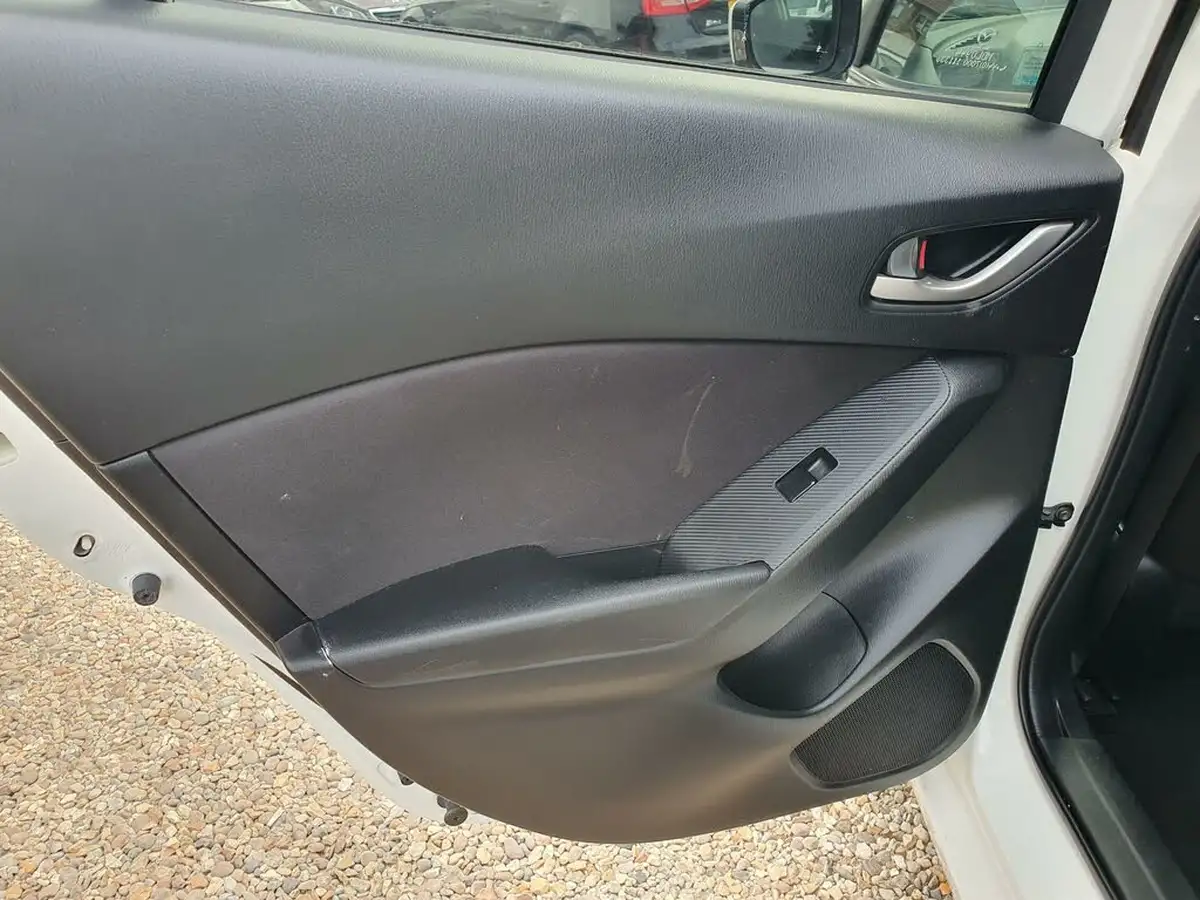 2015-mazda-mazda3-20-se-l-fastback-4d-big-42