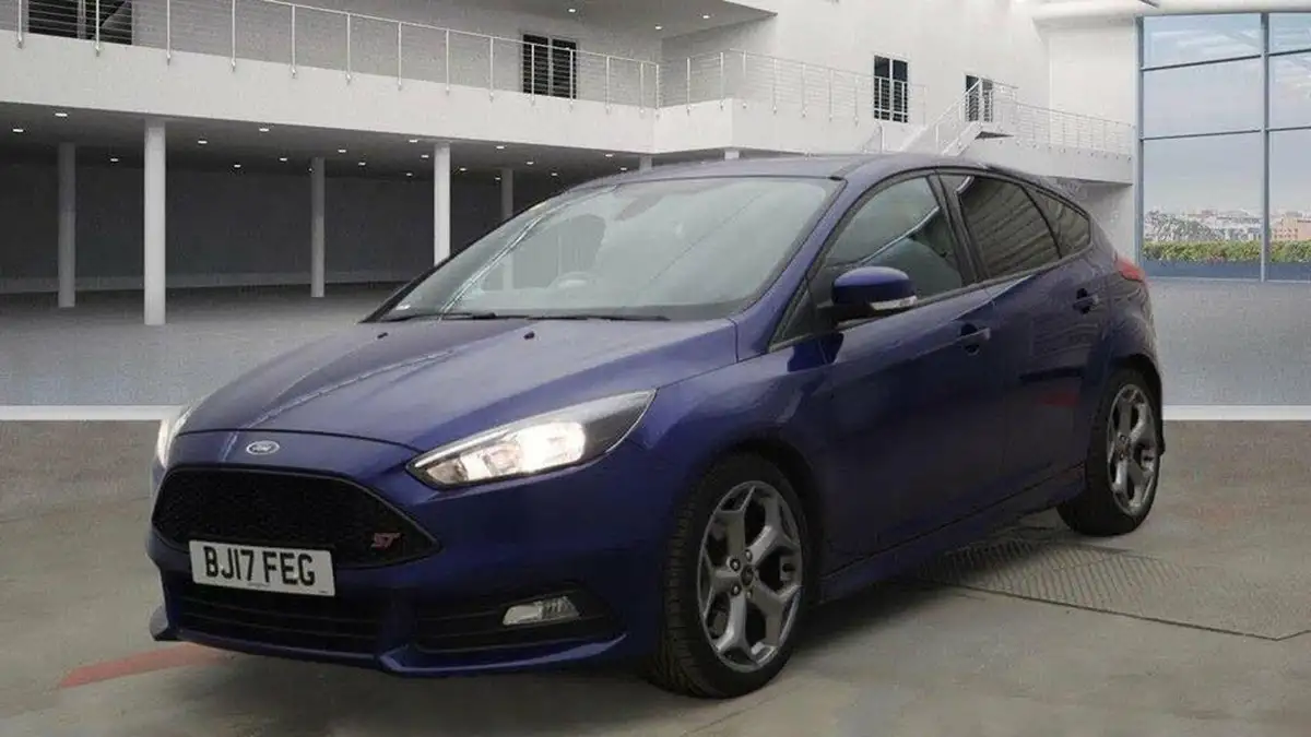 2017-ford-focus-20tdci-st2-hatchback-big-1