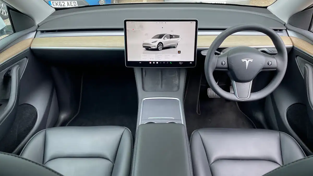 2023-tesla-model-y-e-rwd-big-10