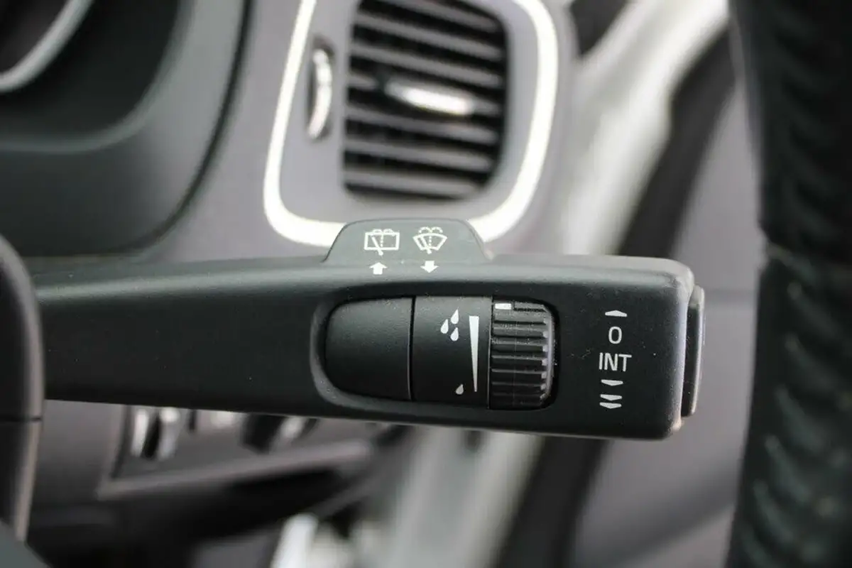 2013-volvo-v40-16-t2-es-big-36