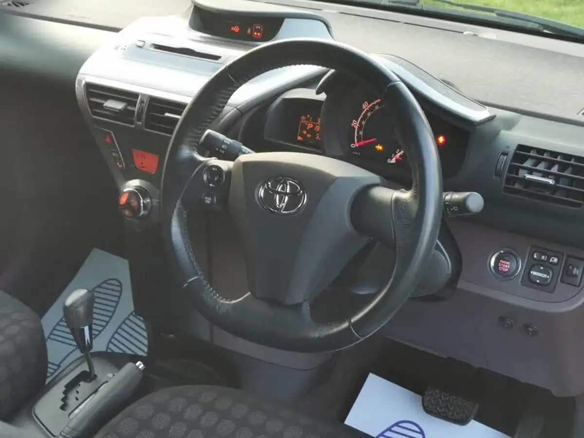2010-toyota-iq-10-2-multidrive-big-10
