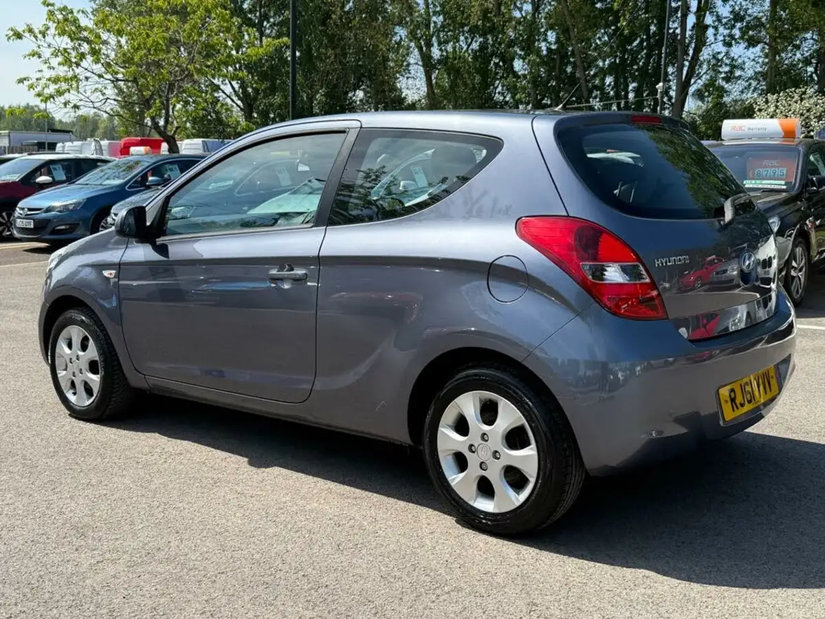 2011-hyundai-i20-12-comfort-3d-big-30