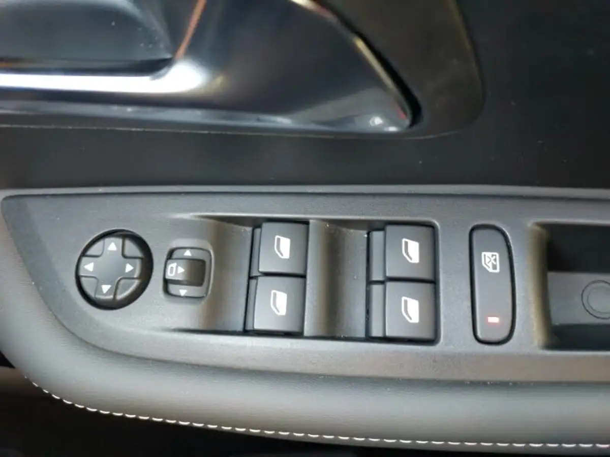 2024-peugeot-208-12-puretech-allure-big-12