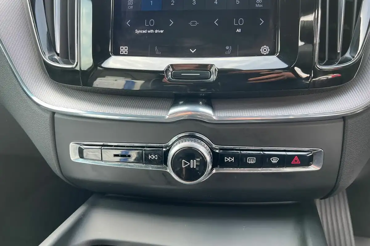 2022-volvo-xc60-20-t8-r-design-pro-455bhp-plug-in-hybrid-big-13