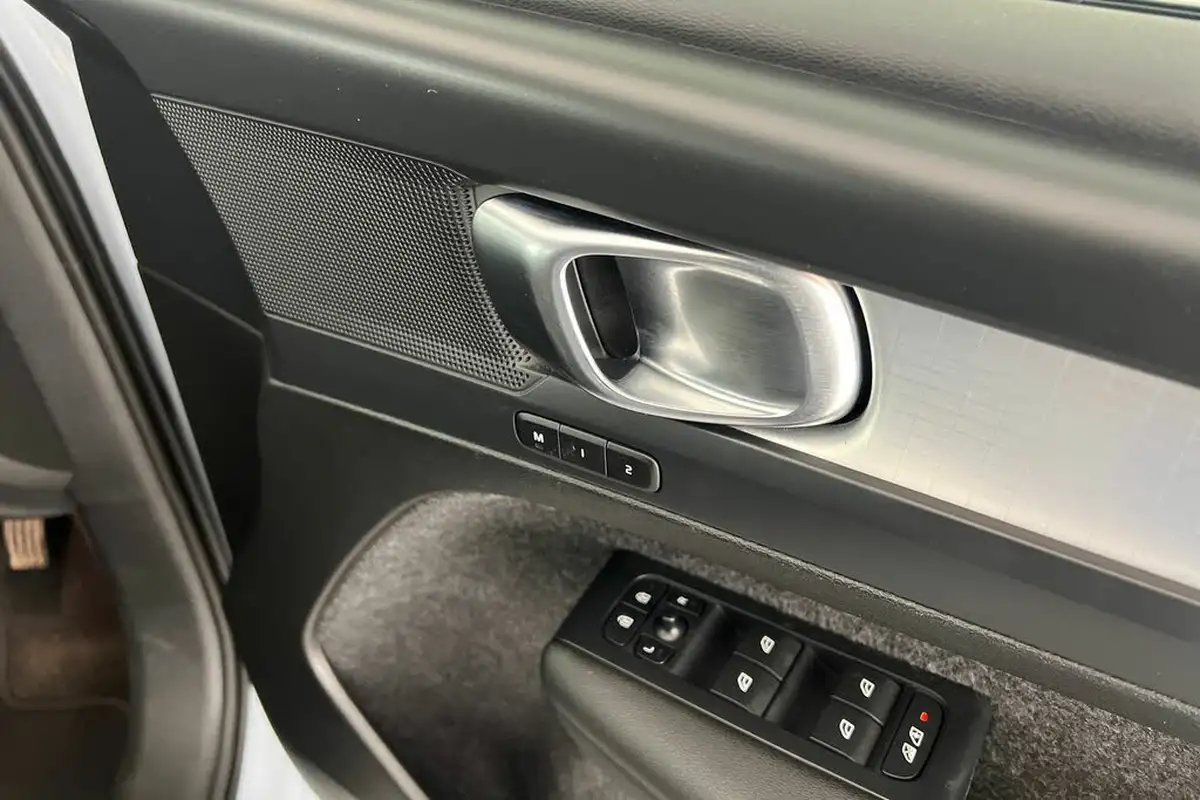 2024-volvo-xc40-20-b4-plus-big-27